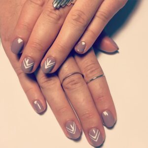 Nude nails with geometric lines