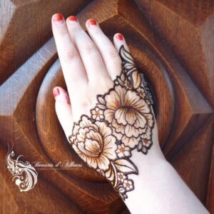 Bridesmaid Mehandi Designs With Big Flowers